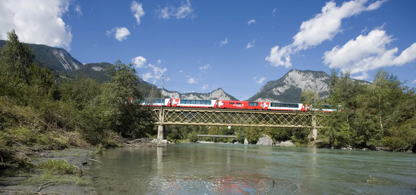 Glacier Express - Glacier Express bei Reichenau-Tamins. Der langsamste Schnellzug der Welt.